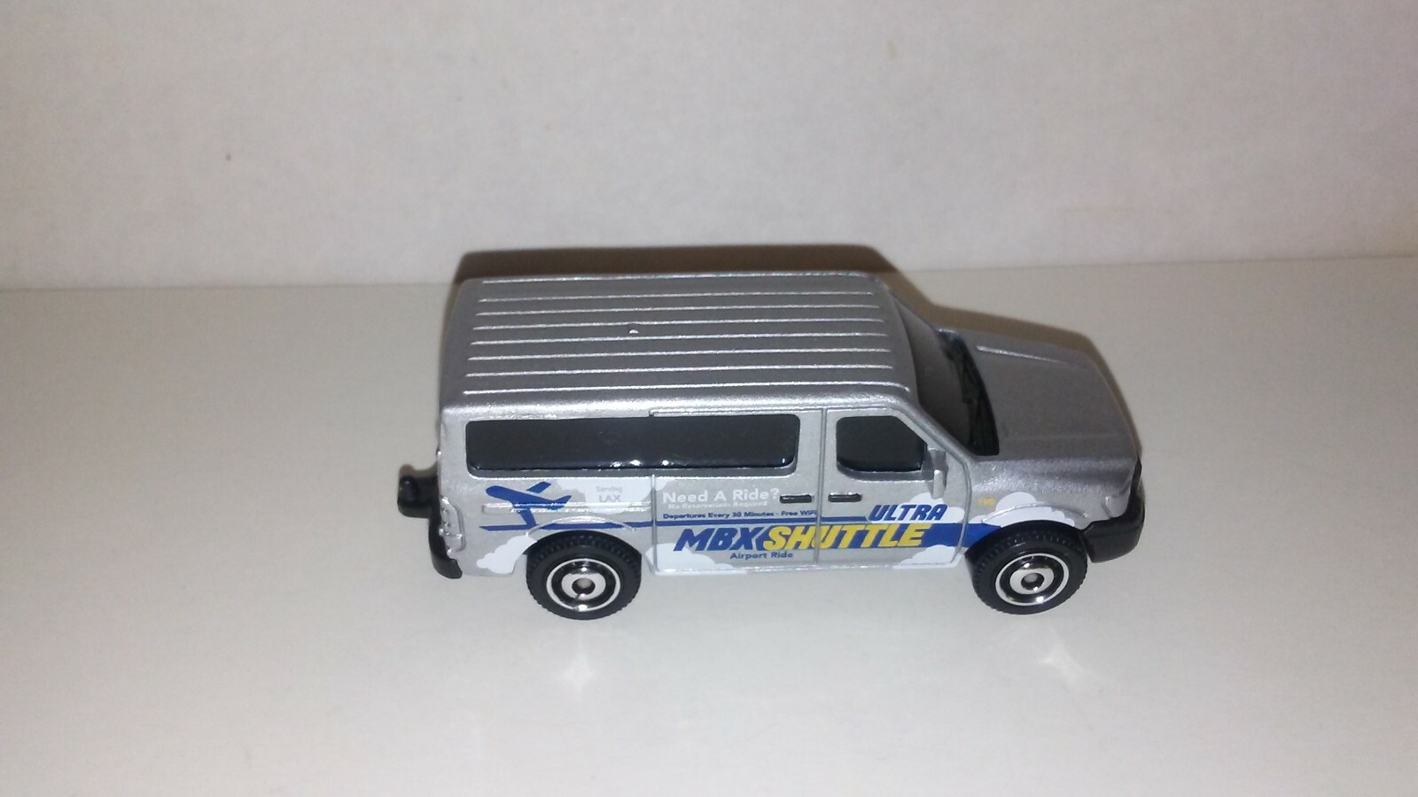 MATCHBOX - 1/64 - CITY-SERVICE - NISSAN N.V. VAN ULTRA SHUTTLE - DIORAMA-CAR