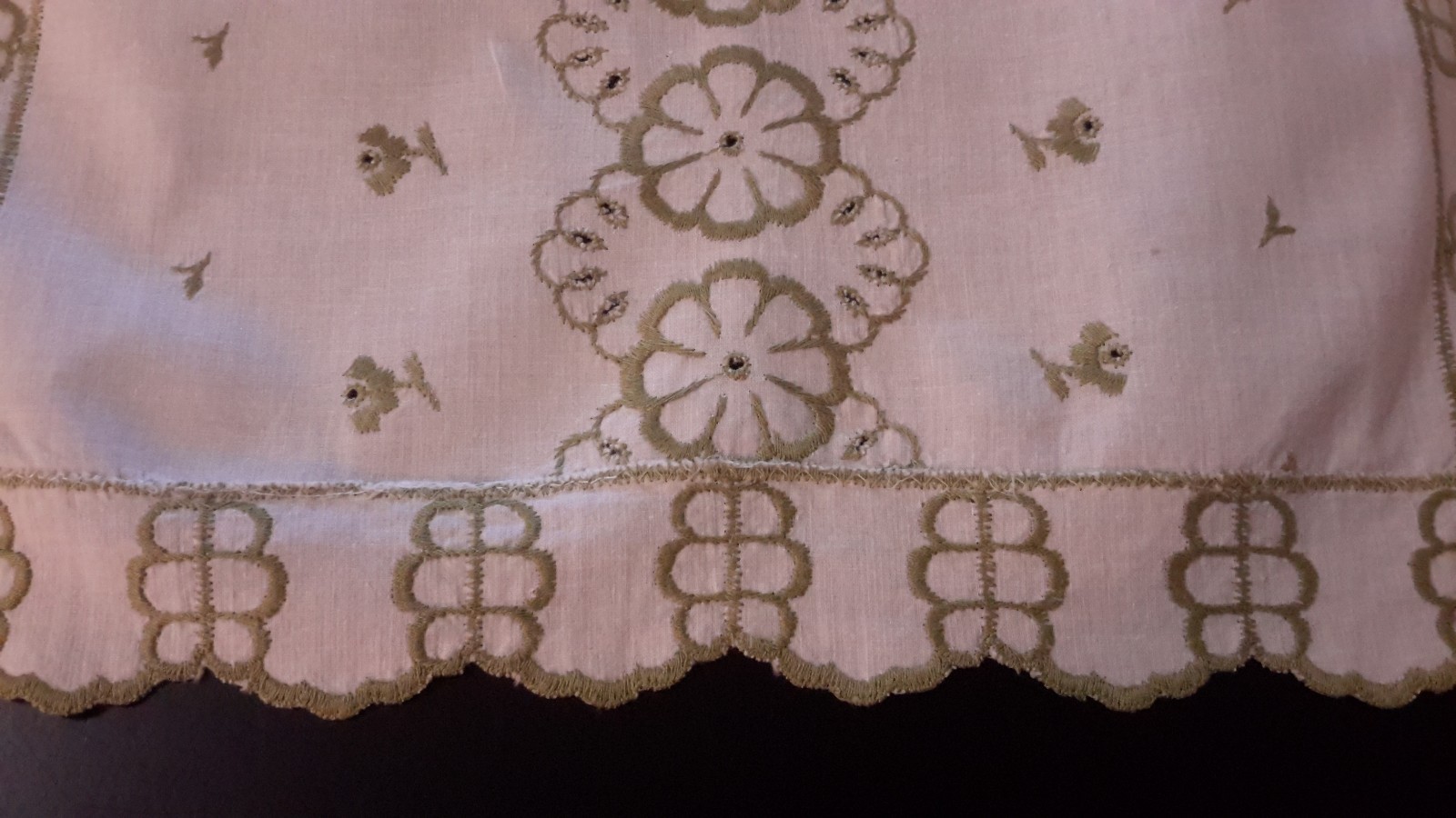 Vintage Pretty White Sage Green Embroidered Runner Scalloped Bprder