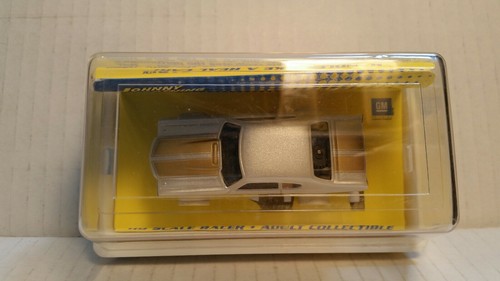 AW - Johnny Lightning - GM White/Gold - iWheel - New in Case - H O Slot Car