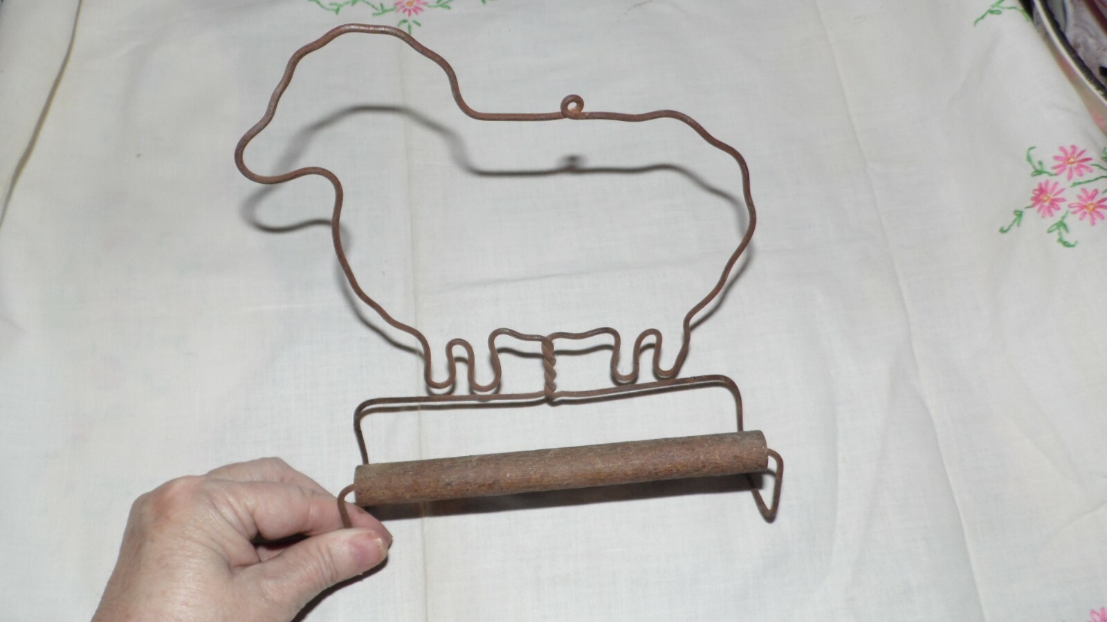 VINTAGE RUSTIC FARMHOUSE WASH RAG TOILET PAPER WALL HOLDER LAMB METAL/WOOD