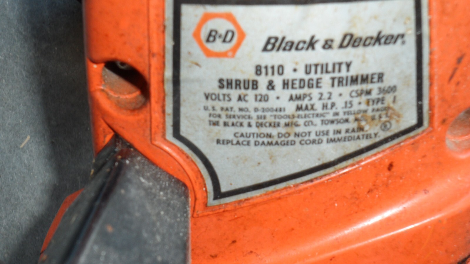 VINTAGE BLACK & DECKER MODEL 8110 ELECTRIC SHRUB & HEDGE TRIMMER