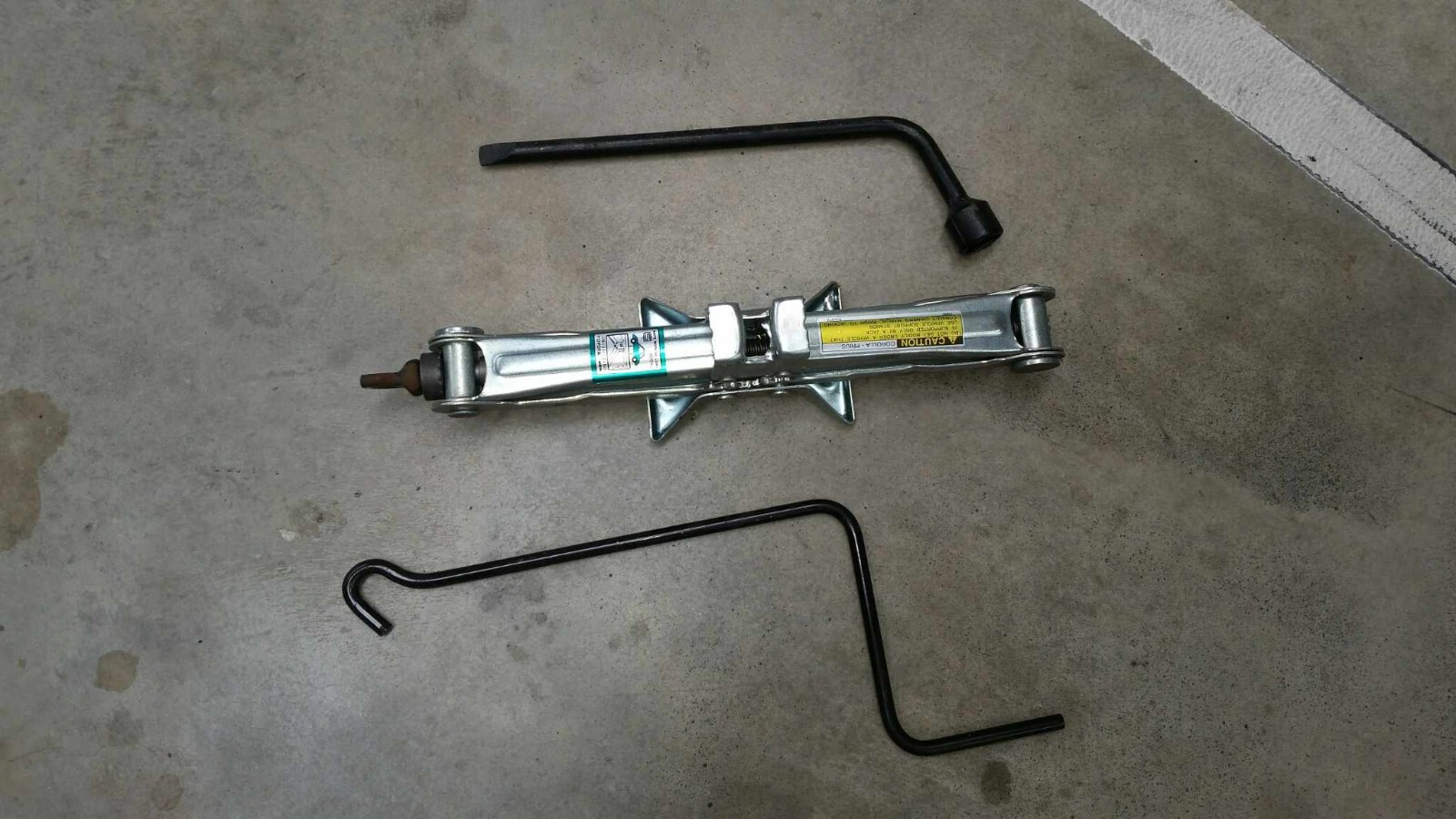 12/2001 to 04/2007 Toyota ZZE122R Corolla - Scissor jack kit