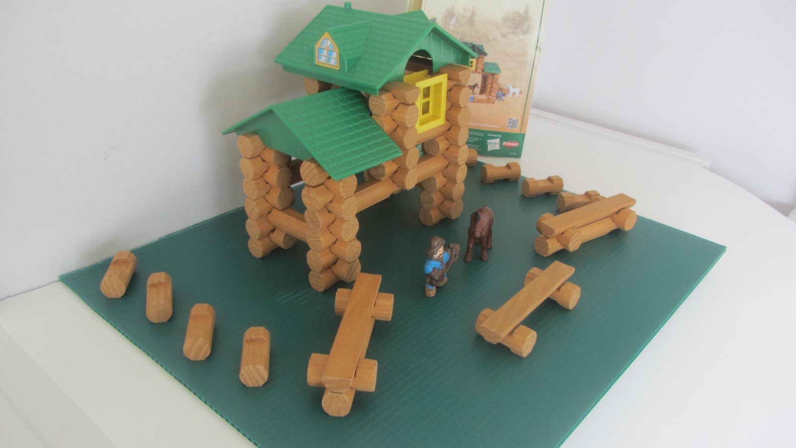 THE ORIGINAL LINCOLN LOGS BUILDING SET WITH REAL WOOD LOGS 