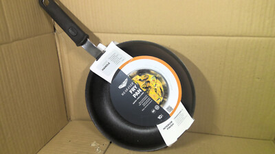 10-inch Wear-Ever rivetless fry pan with CeramiGuard  II nonstick coating 562410