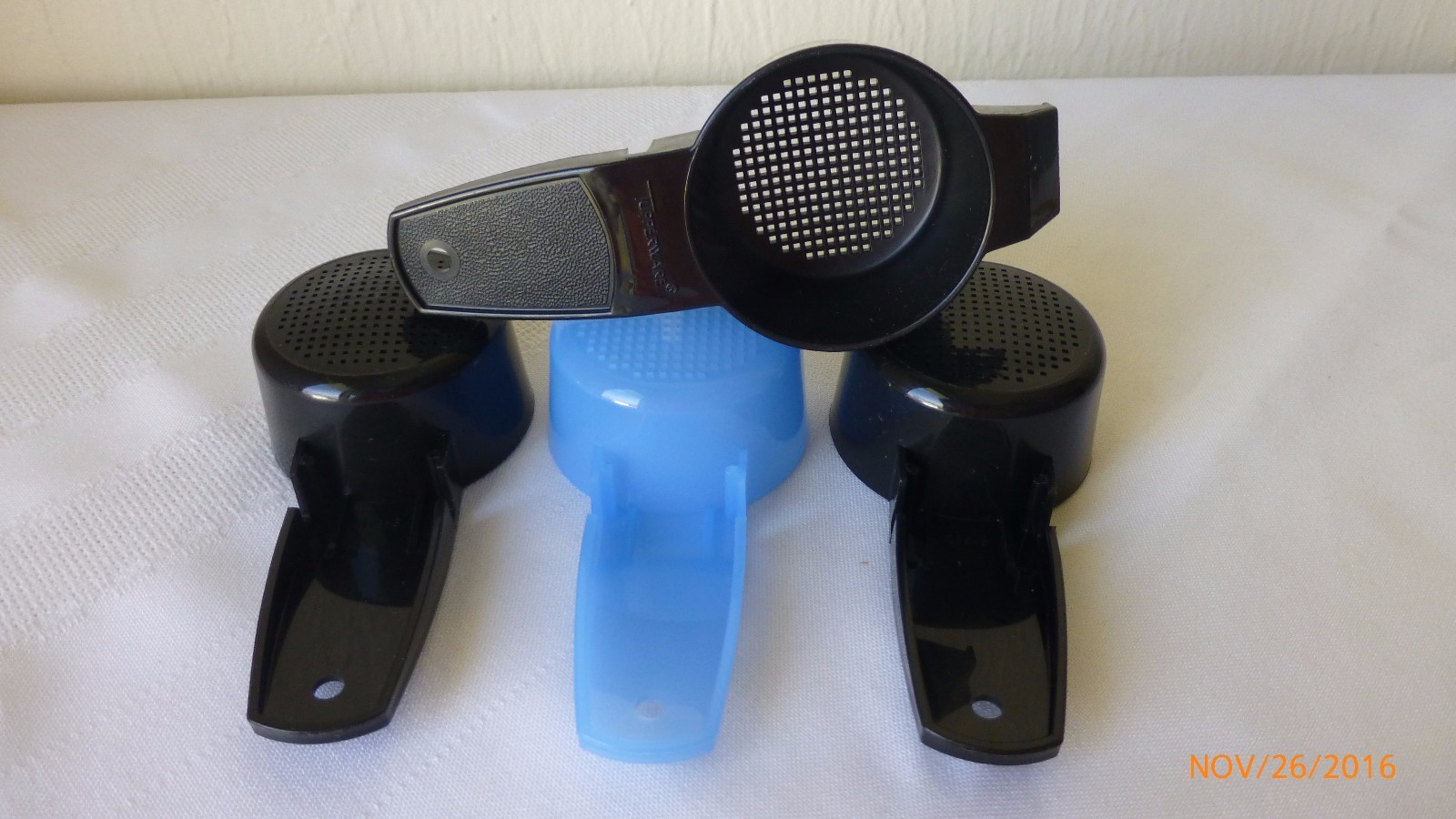 New Tupperware Kitchen Sifters Tiny Treasures KitchenGadgets Lot 1 Blue 3 Black