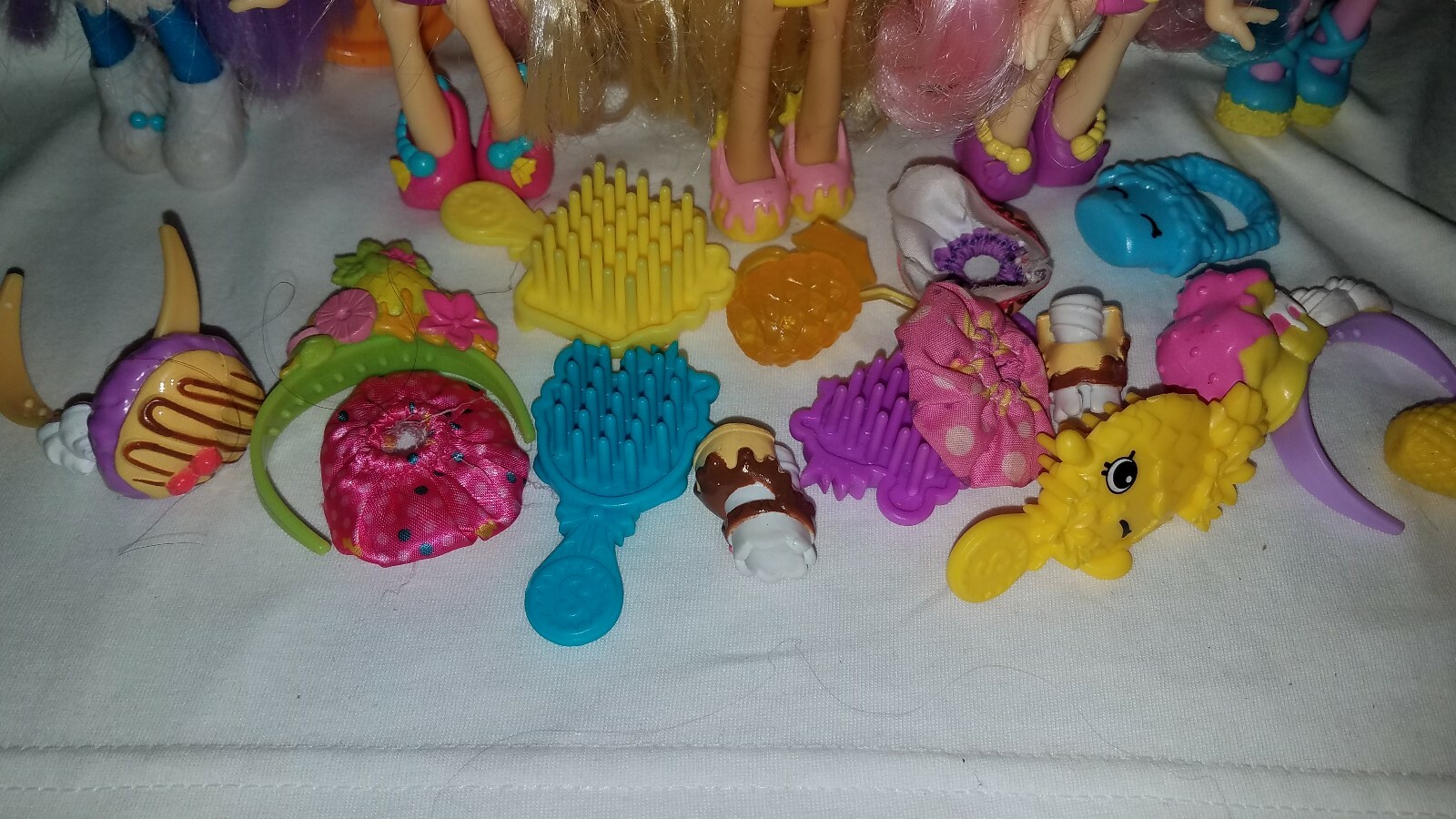 LOT OF 5 SHOPKINS DOLLS WITH ACCESSORIES AND VEHICLE 5
