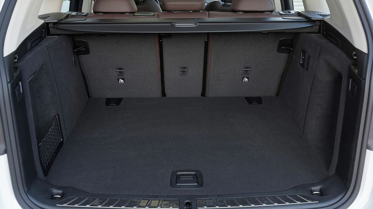 Zu sehen ist der Kofferraum des BMW iX3