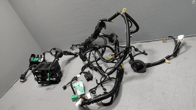 Used 2018 Honda CR-V 1.5L Ex-l Engine Room Wire Wiring Harness w/Fuse Box OEM