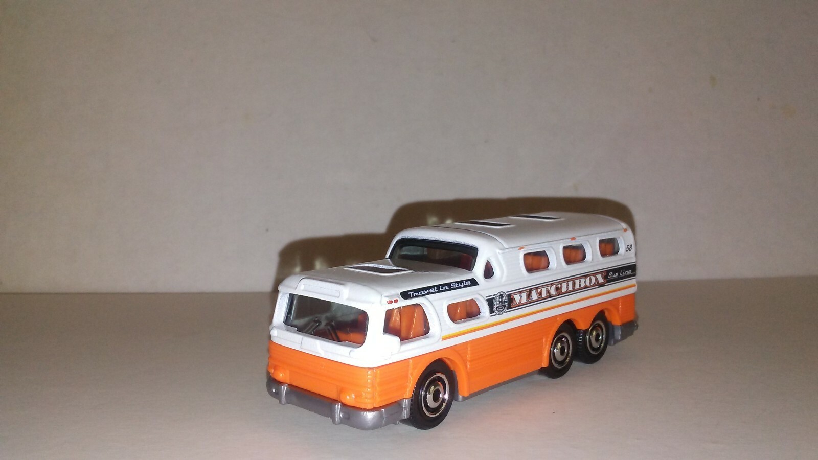 MATCHBOX - 1/64-SCALE - 1955 G.M.C. SCENIC CRUISER BUS - DIORAMA-DIECAST-CAR
