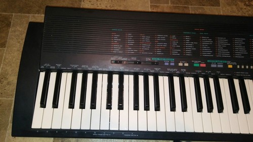 YAMAHA PSR-18  PORTABLE 61 KEY electronic keyboard very good working