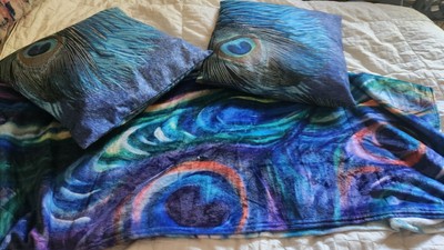 Lot 3: Peacock 17'' Pillows and 53 X 41'' Throw Blanket Set