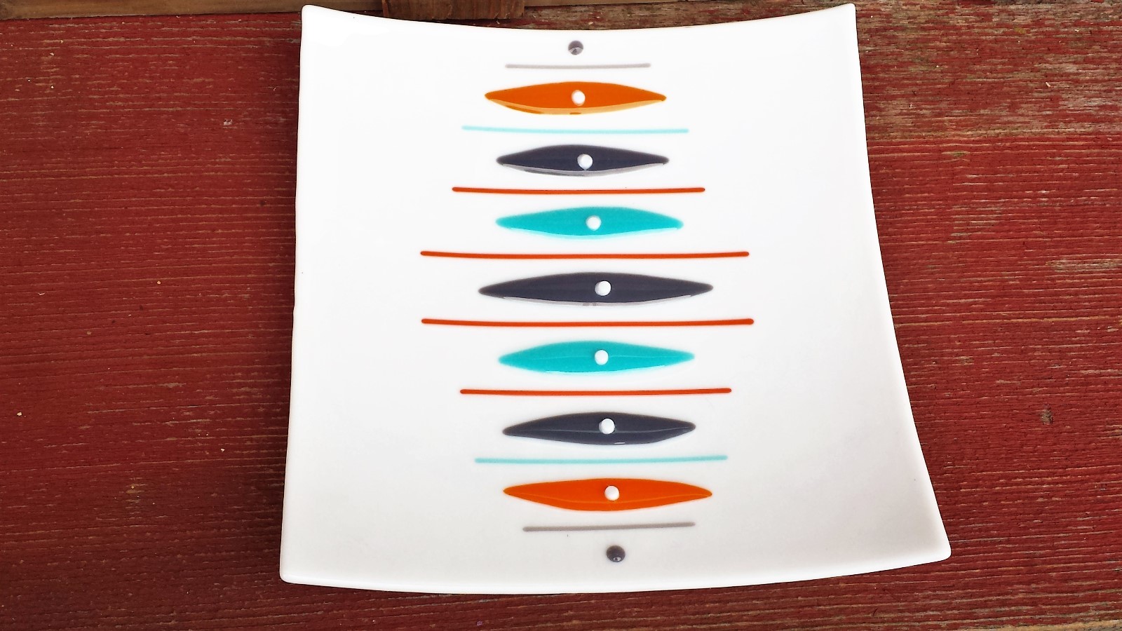 VTG COLLECTIBLE WHITE RETRO DECORATIVE PLATE VIBRANT COLORS!