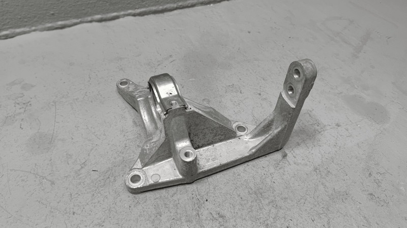 Used Nissan Rogue AWD 2021 Front Axle Drive Shaft Bearing Mount Support Bracket OEM