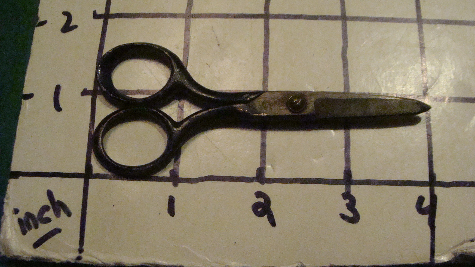 Vintage Original - small unmarked SCISSORS -- works great --