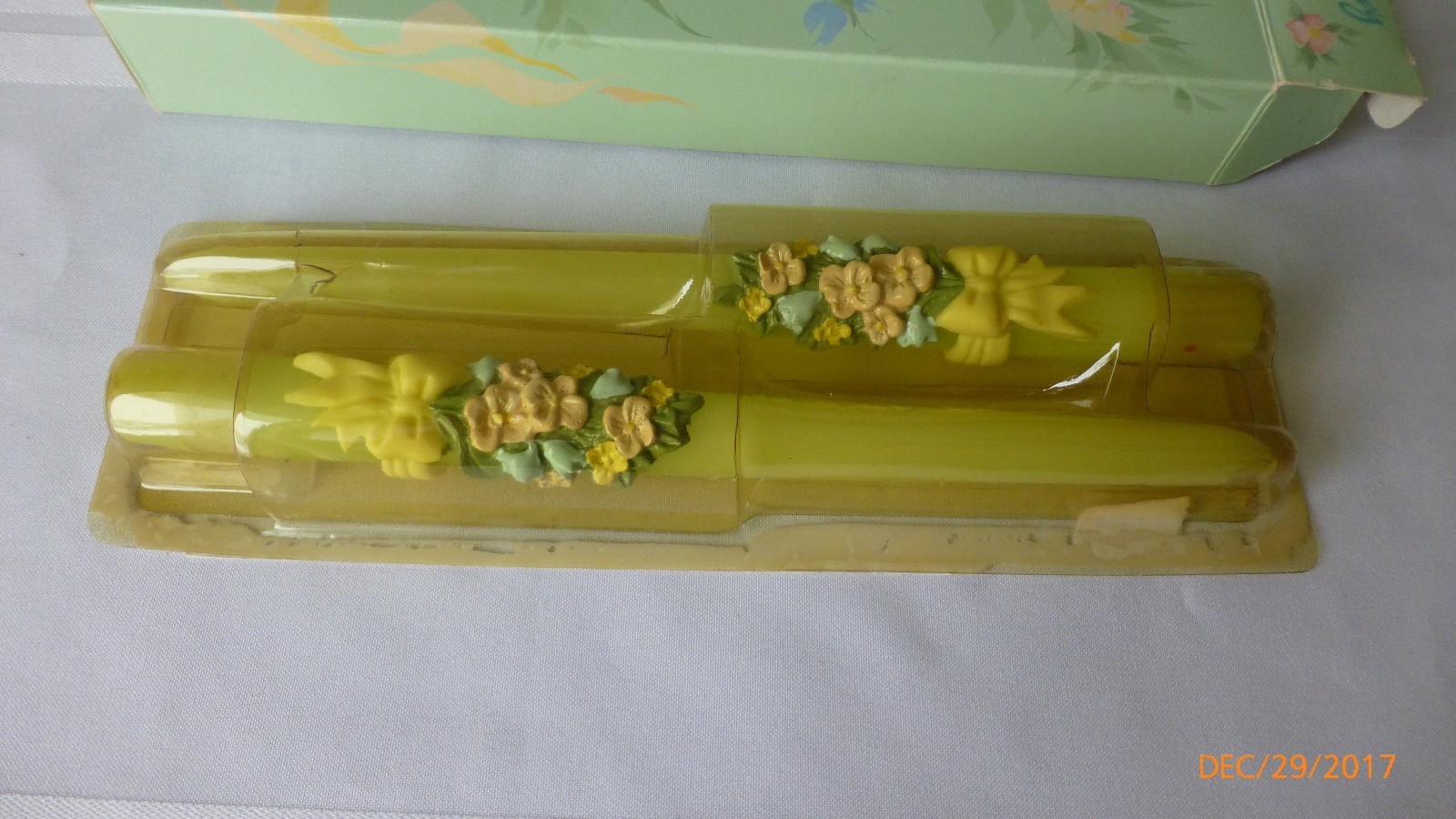 VTG Avon Flower Fancy Floral Medley Fragranced Taper Candle 10 Inch Original Box