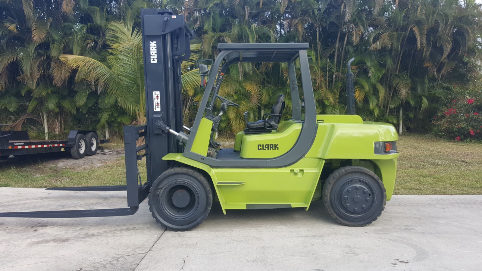 CLARK FORKLIFT 15000 LBS DIESEL PNEUMATIC TIRES ONLY 2300 HRS