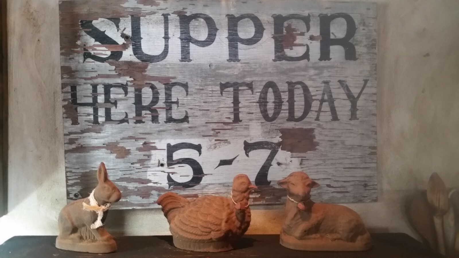 Pair Resin Country Hens Shelf Sitters NR