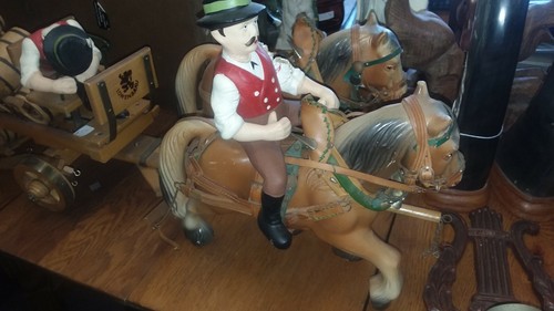 VINTAGE LOWENBRAU 4 HORSE AND BEER WAGON SET 26 BARRELS, 1 DRIVER AND 1 RIDER