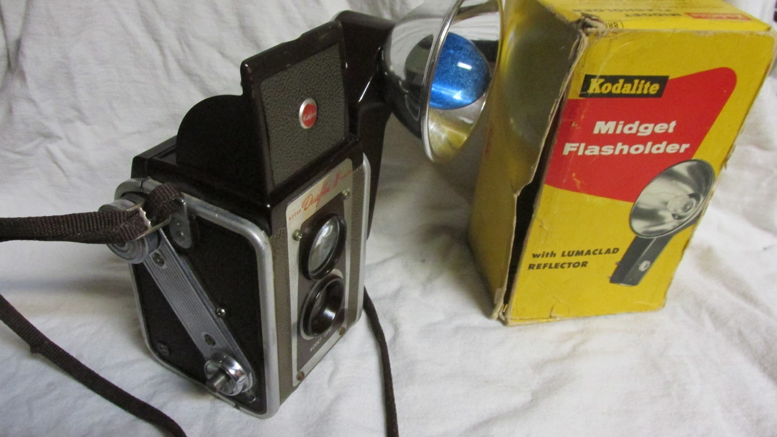 VINTAGE 1950s KODAK DUAFLEX IV CAMERA w/ KODALITE MIDGET FLASH & BULB