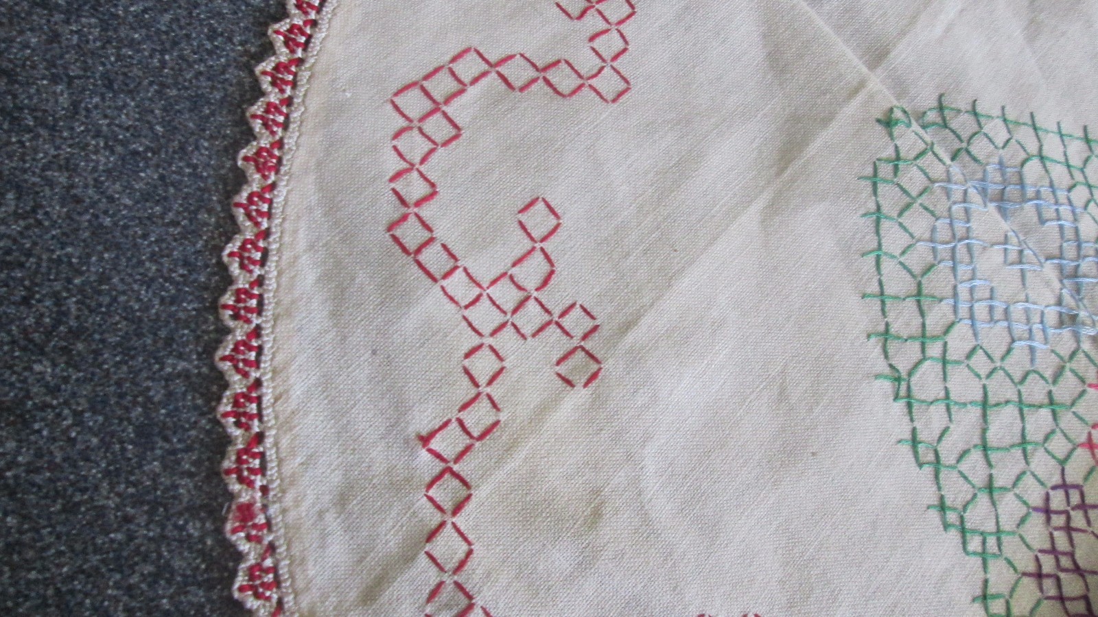 Vintage Linens Table doily Runner Embroidery Arts n Crafts funky Geometric