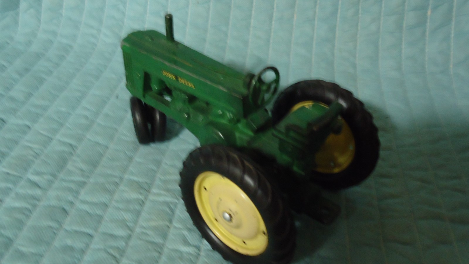 VINTAGE ERTL  JOHN DEERE 60  PAINT IS  95%  1/16 NO BREAKS OR REPAIRS 1952 NICE