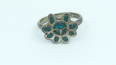 Vintage Turquoise Chip Inlay Ring Unmarked Silver Tone Flower Motif