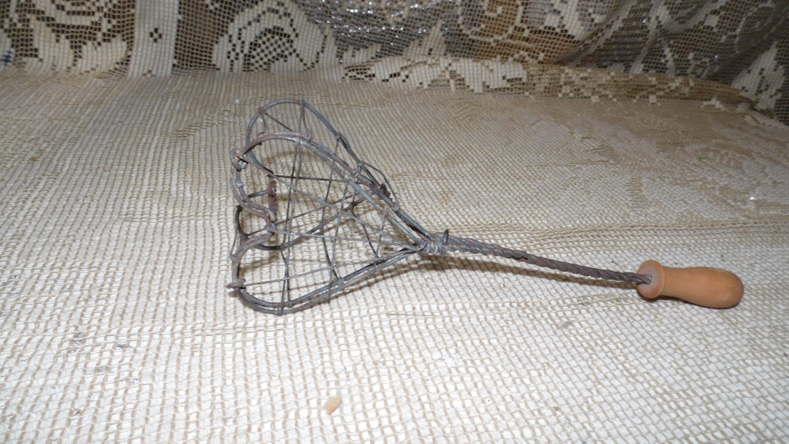 VINTAGE PRIMITIVE BALE WIRE HEART DESIGN RUSTIC WOOD HANDLE BASKET HOLDER