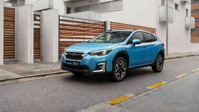 LED-Scheinwerfer mit Kurvenlicht, Leichtmetallfelgen und Dachreling sind bei allen XV-Modellen vorhanden