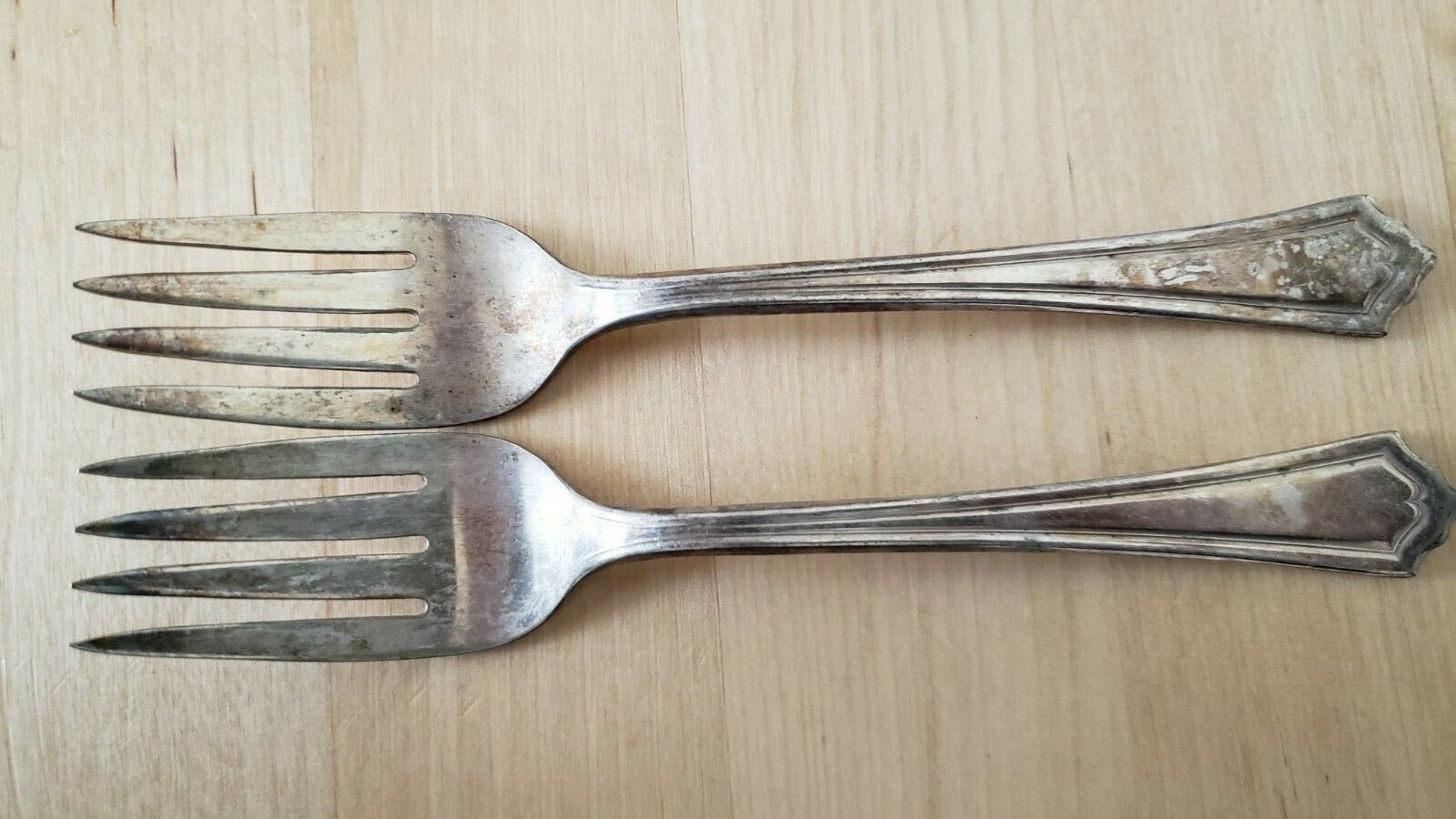 2 ANTIQUE VINTAGE Collectible FORKS 6 2 ANTIQUE VINTAGE Collectible FORKS 6