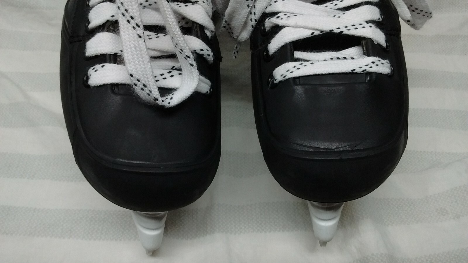 TRUE PRO STOCK HOCKEY SKATES W / SHOT BLOCKERS NEW ( 8 )