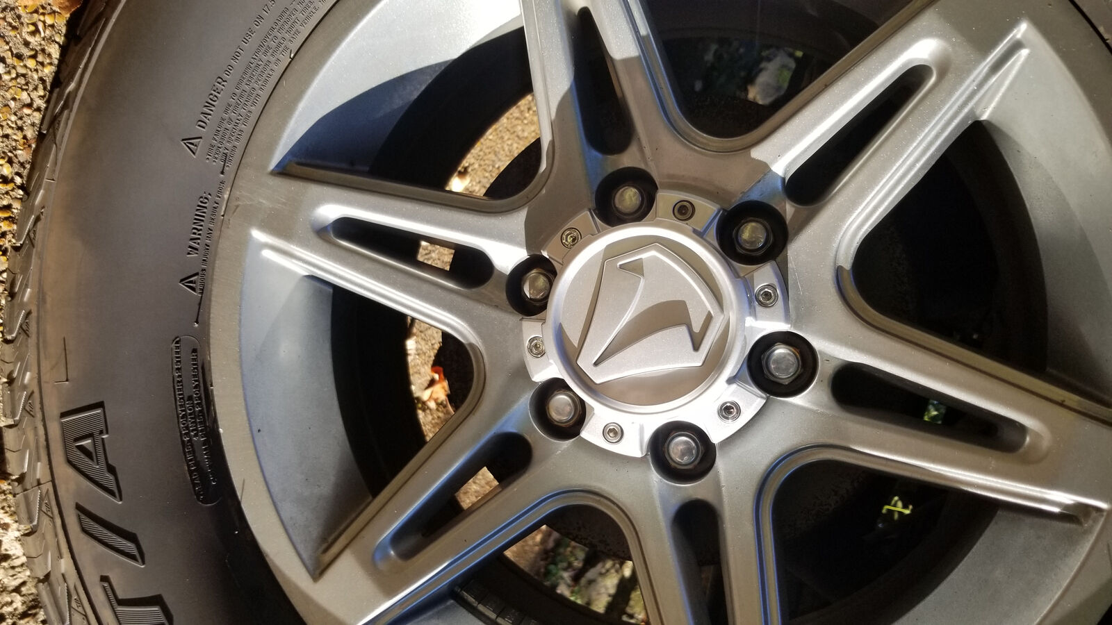 Toyota T-Force Silver Wheel Center Cap 727S01 89-9588 S1105 Toyota T-Force Silver Wheel Center Cap 727S01 89-9588 S1105