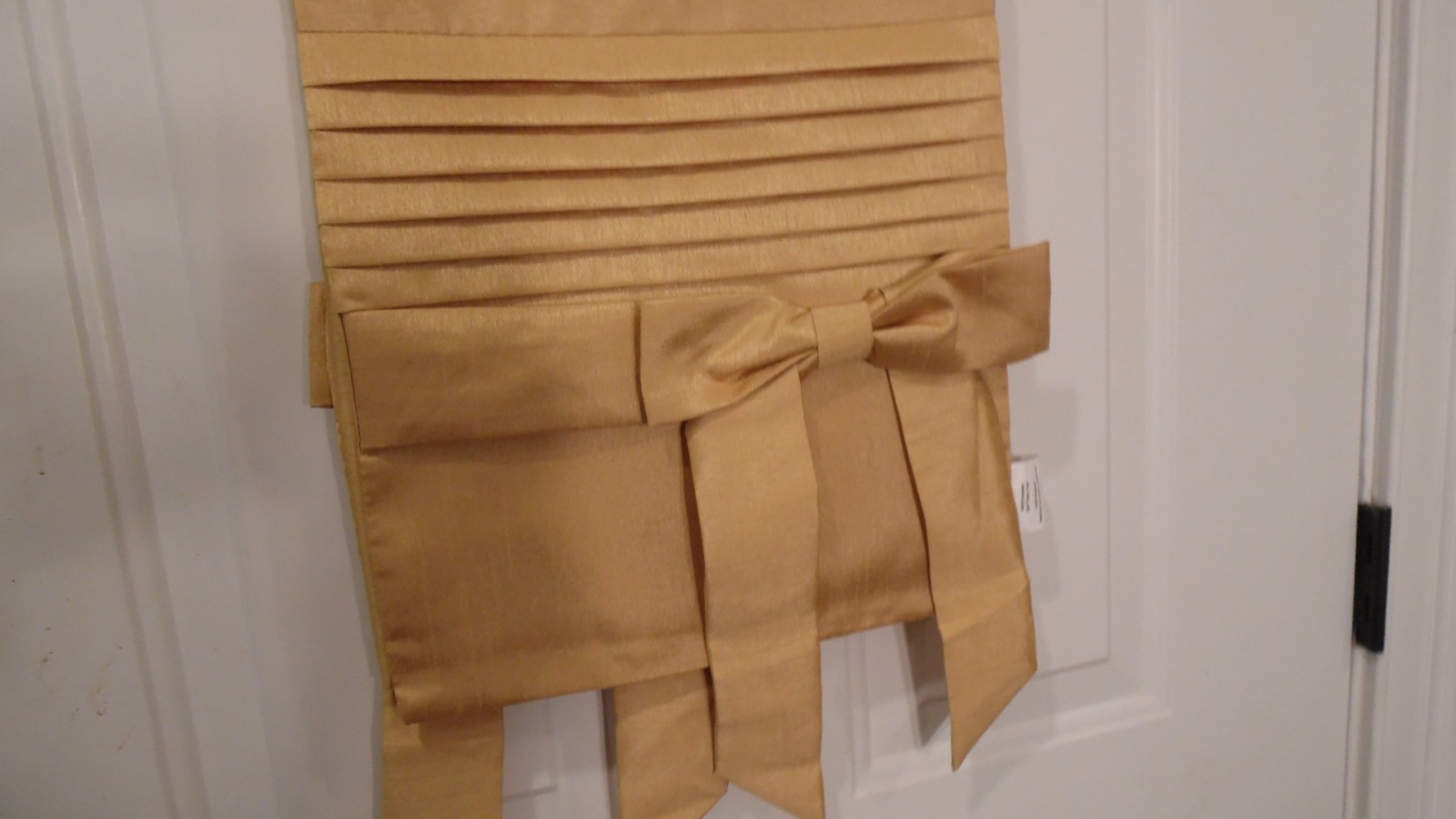 GOLD TABLE RUNNER WITH PLEATS & A BOW ON EACH END, 13