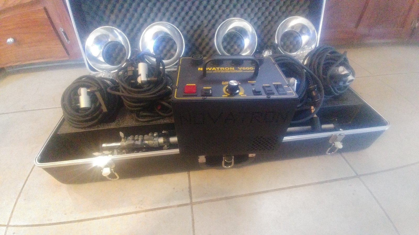 novatron v600d photography 4 light kit complete/umbrellas stands camerasync case