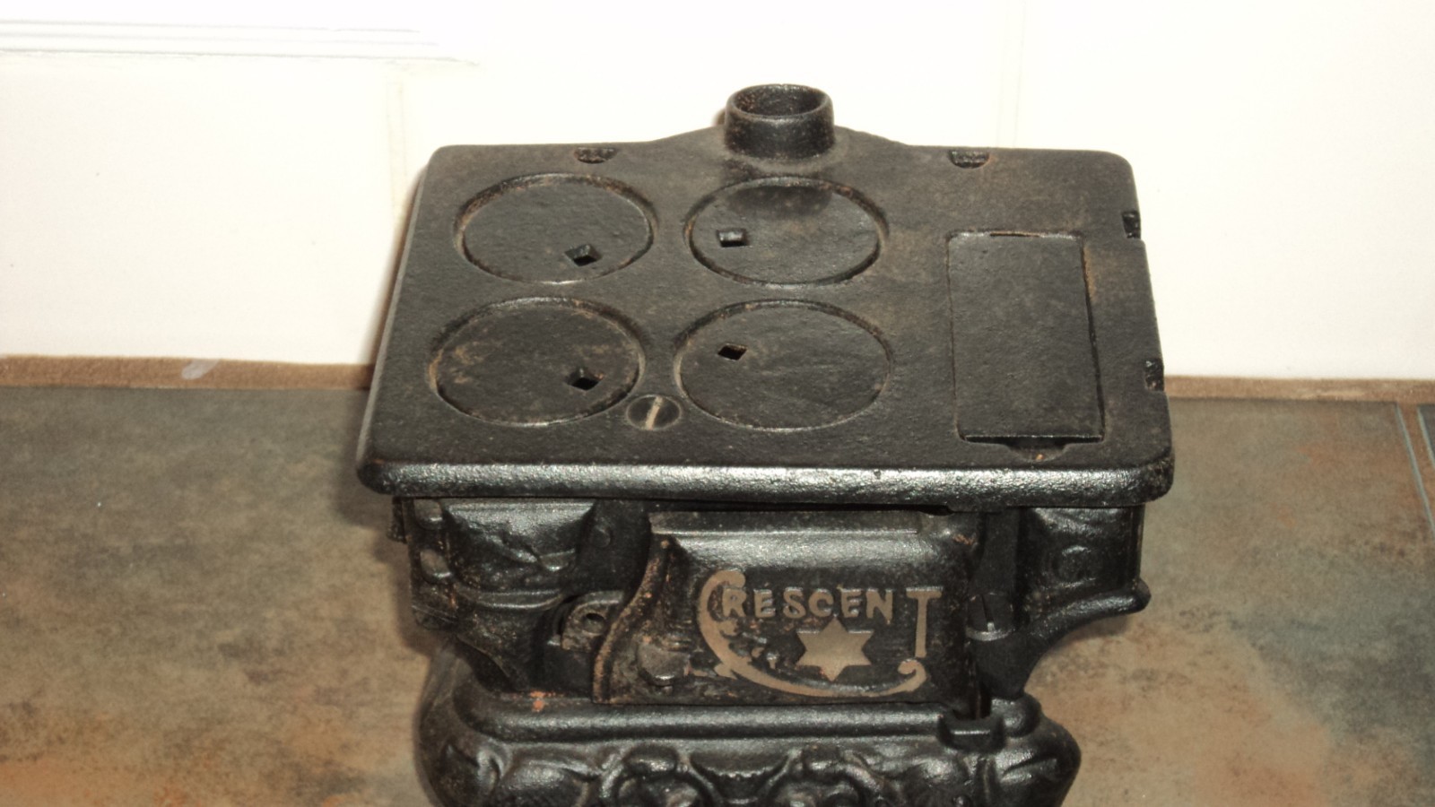 VINTAGE CRESCENT MINIATURE CAST IRON TOY STOVE AND OVEN, SALESMAN SAMPLE