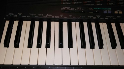 YAMAHA PSR-18  PORTABLE 61 KEY electronic keyboard very good working