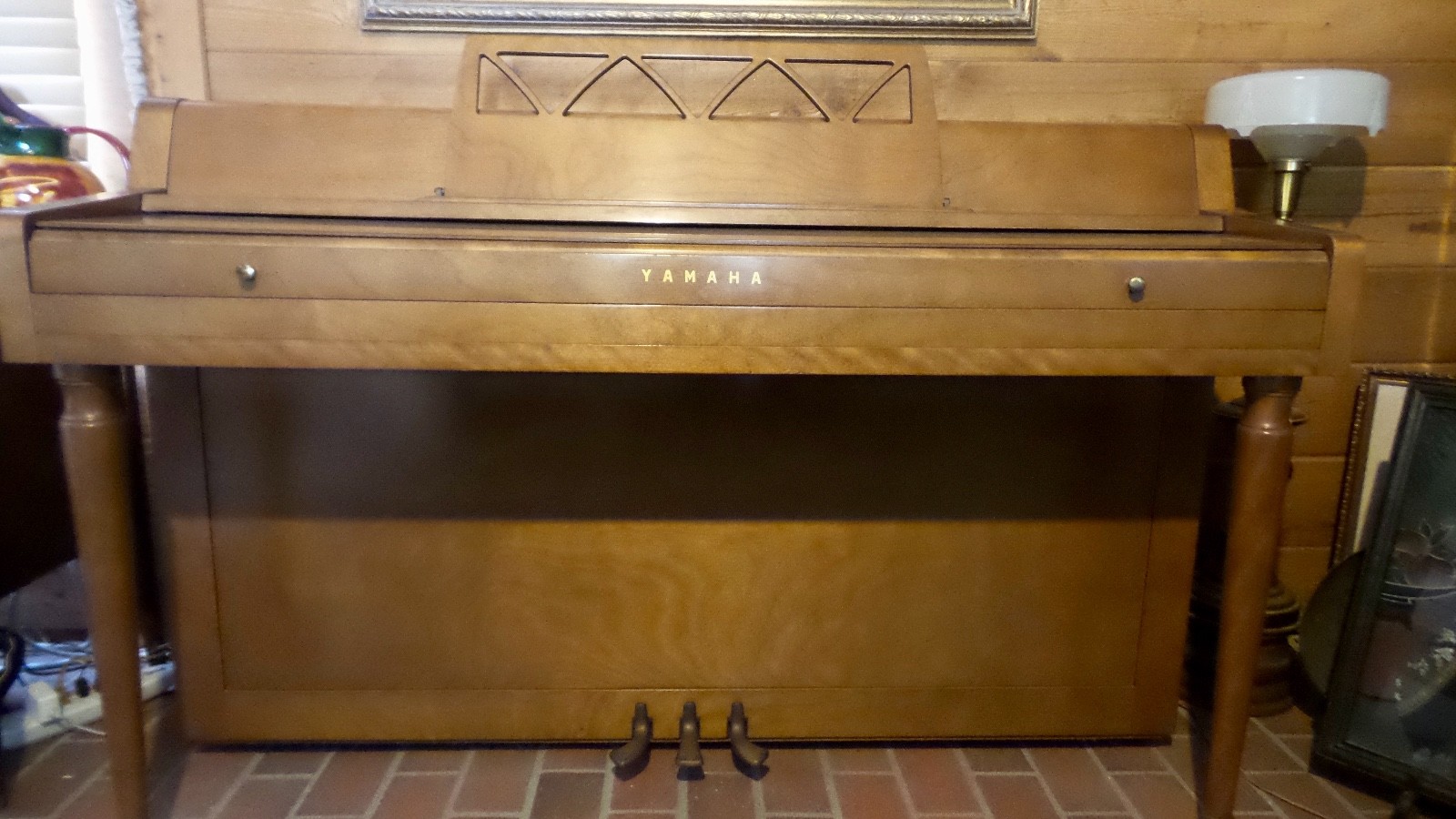 YAMAHA CONSOLE PIANO BEAUTIFUL WALNUT.    RIVERSIDE,  CA  92506