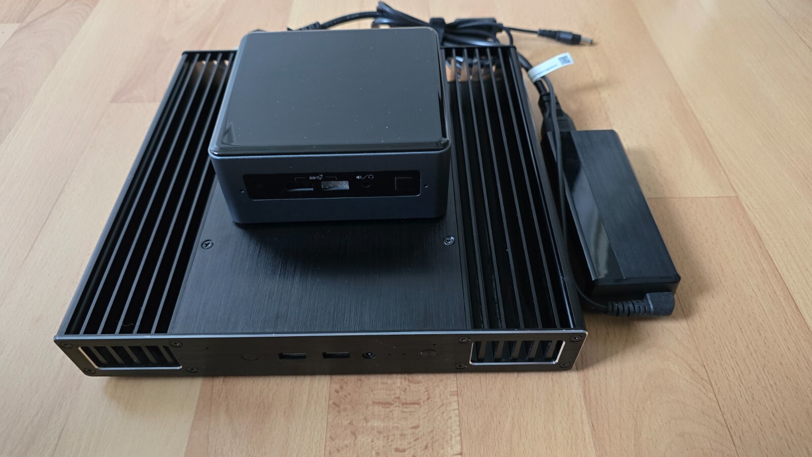 Intel NUC8i5BEH - im Passivgehäuse - Core i5-8259 - 16GB RAM - 1TB NVME SSD