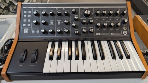 ☆美品☆Moog Subsequent 25 廃盤モデル Moog Subsequent 25 Compact 25-Key 2-Note Paraphonic Analog