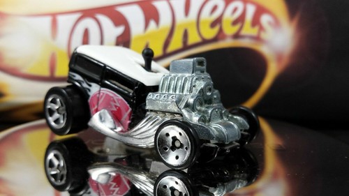Hot Wheels  Easter Egg C Shift Kicker Black and White Top 5sp