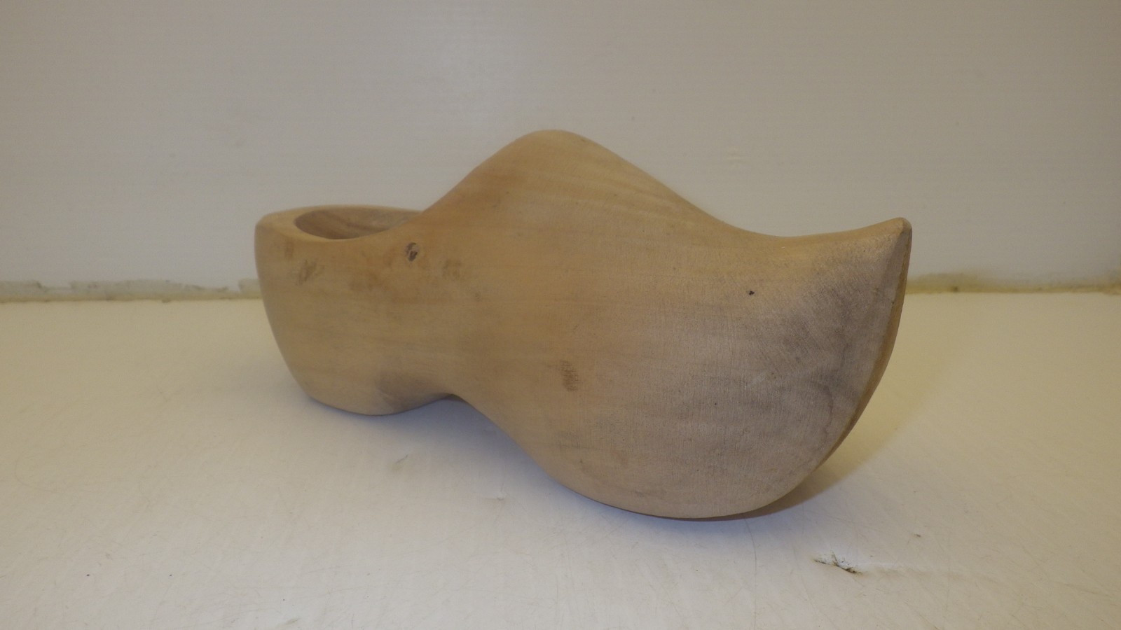 UNBRANDED PLAIN UNFINISHED WOODEN SHOE/CLOG, APPROX 7