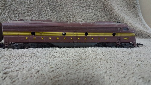 5887  2 Rivarossi HO Scale E8 Diesel Locomotive Pennsylvania