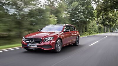Zu sehen ist die Mercedes E-Klasse als Kombi-Modell, rot lackiert