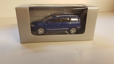 Norev 3 inch 1:64 Modellauto Volkswagen VW Passat Variant blau