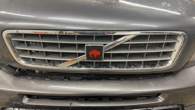 Used Grille fits: 2008 Volvo XC90 hood mounted Sport model Grade B