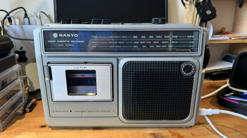 Vintage Sanyo M2560lg Vintage Radio Cassette Boombox Read Description!