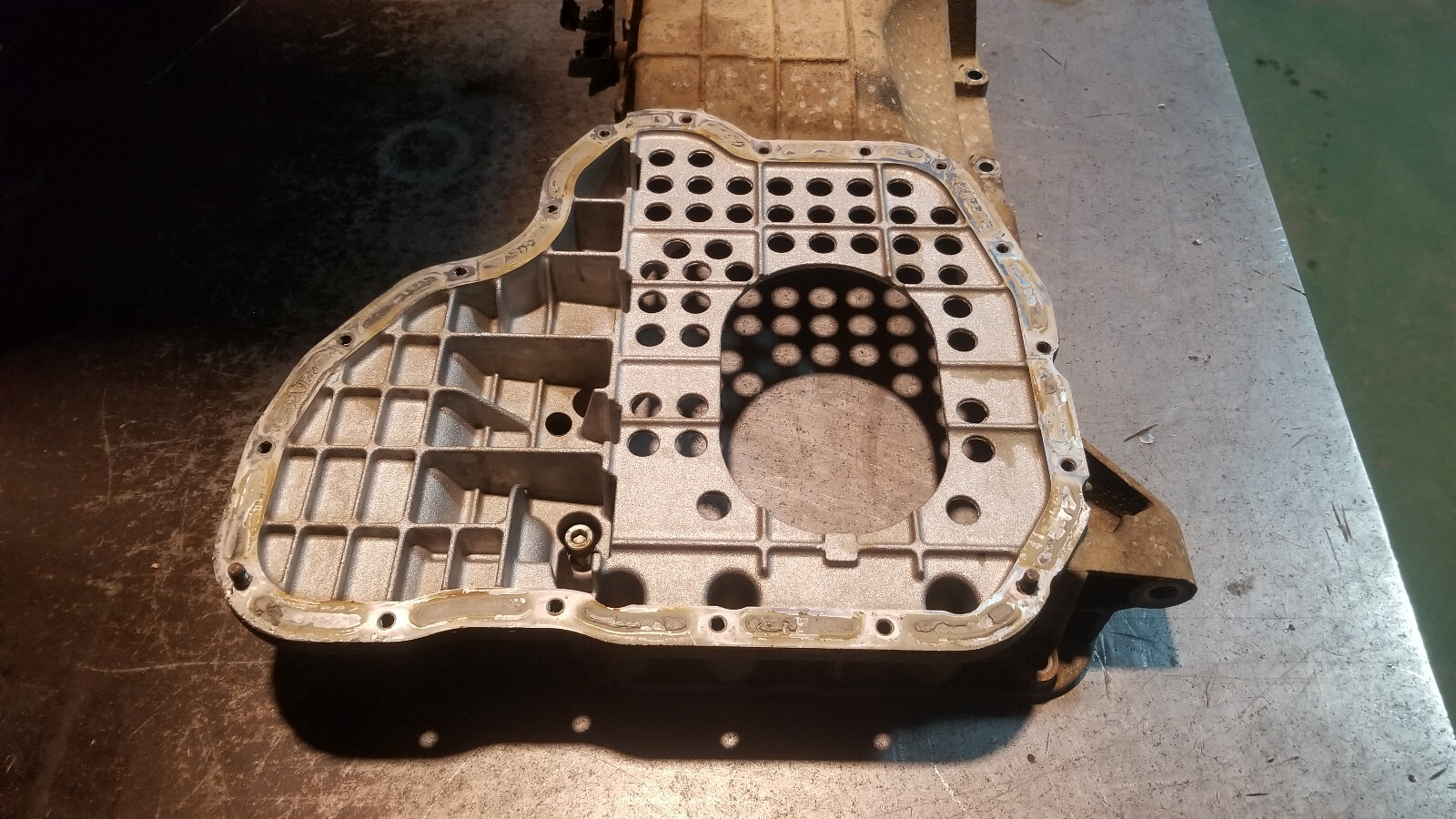 12634971 2011-2015 UPPER OIL PAN CHEVROLET Duramax 6.6l 6.6 LML ref511 - Picture 11 of 12