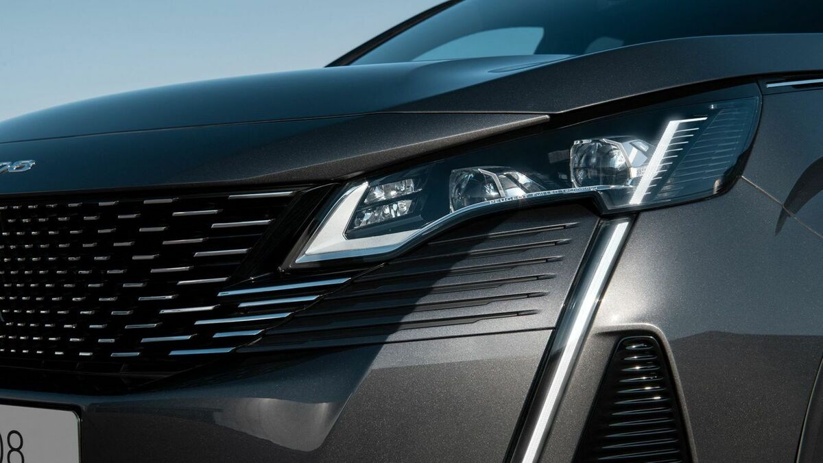 You can see the front of the lifted Peugeot 3008 in close-up