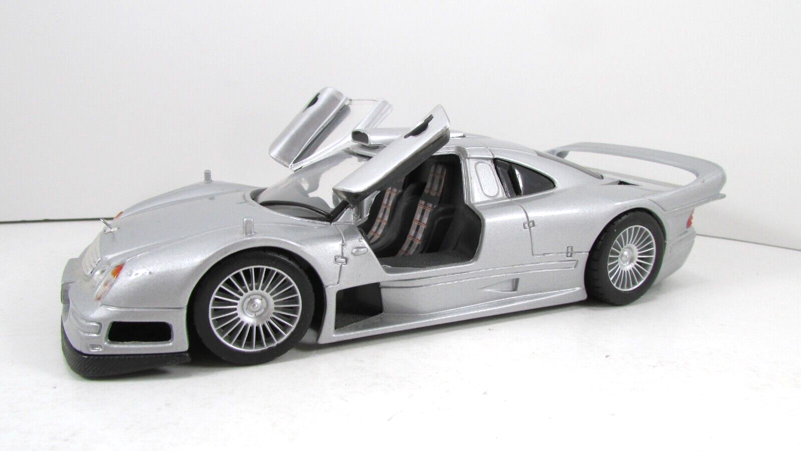 Maisto Mercedes Benz CLK GTR Street Version Silver 1:18 Maisto Mercedes Benz CLK GTR Street Version Silver 1:18