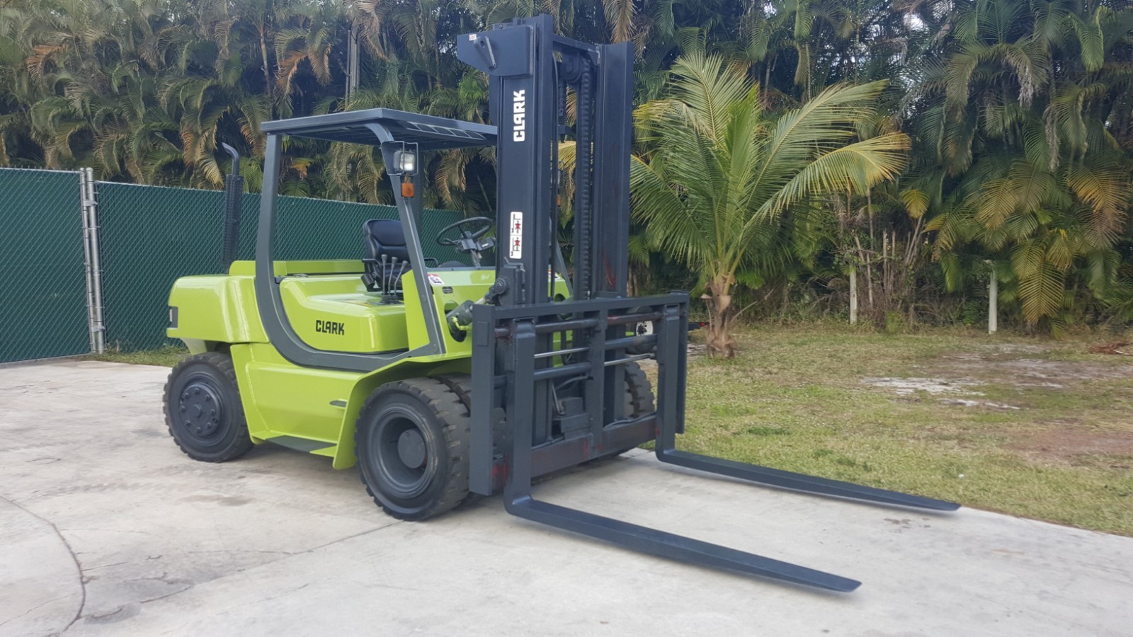 CLARK FORKLIFT 15000 LBS DIESEL PNEUMATIC TIRES ONLY 2300 HRS