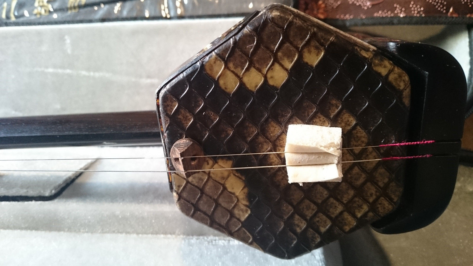 SEHR GUT: Erhu professionell schwarzes Sandelholz chinesisches Streichinstrument